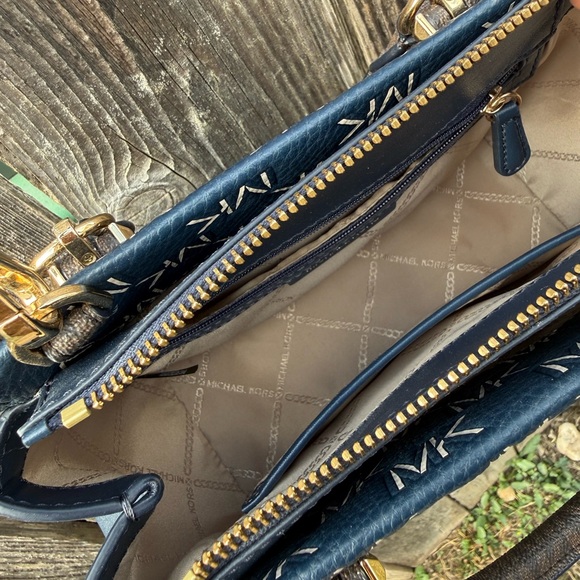 Michael Kors Marilyn Small Signature Logo Messenger Bag - Picture 7 of 7